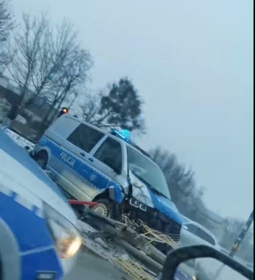 Białystok. Wypadek policyjnego radiowozu na skrzyżowaniu Poleskiej i Bohaterów Getta [ZDJĘCIA]