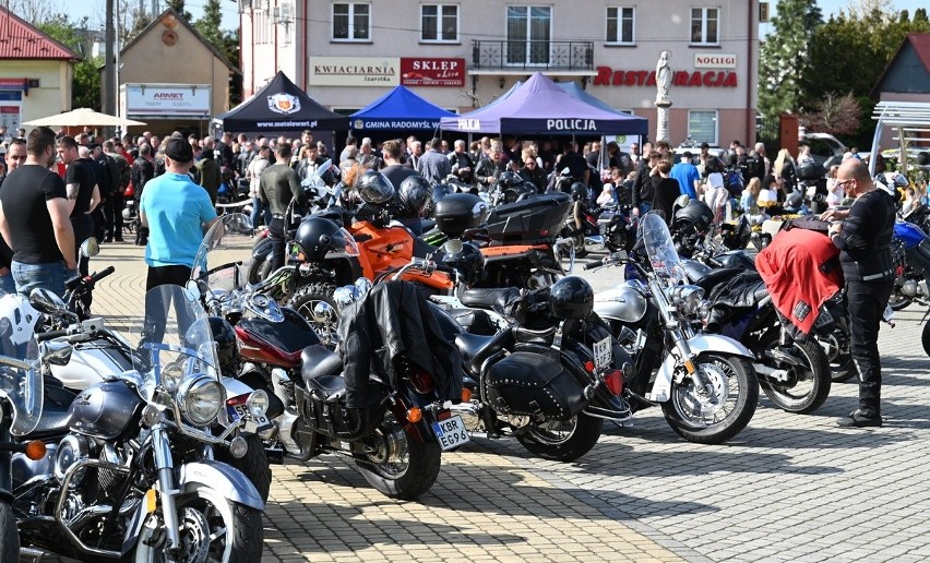 Otwarcie sezonu motocyklowego w Radomyślu Wielkim. Mieleccy policjanci promowali zasady bezpieczeństwa