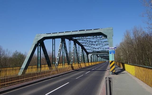 Utrudnienia na krajowej 80 między Bydgoszczą a Toruniem. Przy Moście Fordońskim w okolicach Strzyżawy trwa akcja policji, straży pożarnej i pogotowia. Zablokowany jest pas z Torunia do Bydgoszczy.Akcja służb związana jest z poszukiwaniem mężczyzny, który znalazł się w wodzie. Według wstępnych informacji, utrudnienia drogowe w tym miejscu mogą potrwać około godziny.