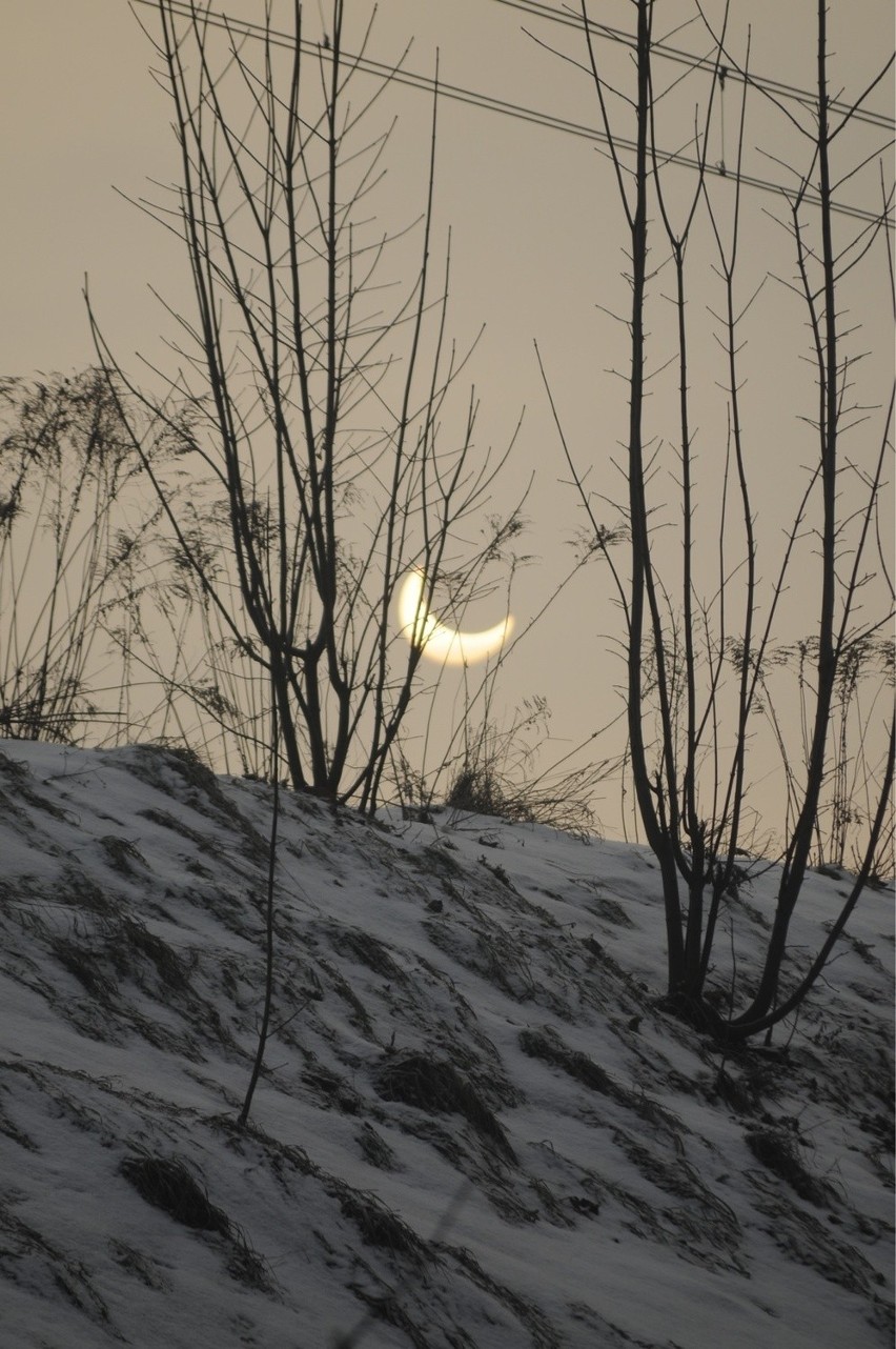 Częściowe zaćmienie Słońca 4 stycznia 2011.