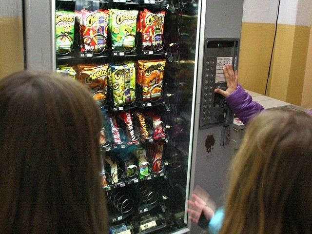 Jeszcze w tym roku z niektórych szkół znikną automaty, w których można kupić batony, chrupki i kolorowe, gazowane napoje.