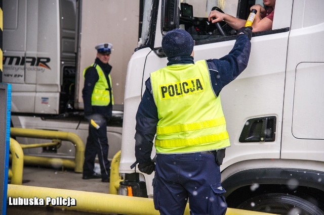 W poniedziałek (25 marca) lubuscy policjanci kontrolowali trzeźwość kierowców, jadących autostradą A2. Mundurowi zatrzymali mężczyznę, który z alkoholem w organizmie chciał pokonać ponad 500 kilometrów.Funkcjonariusze Sekcji Zabezpieczenia Autostrady Wydziału Ruchu Drogowego Komendy Wojewódzkiej Policji w Gorzowie Wlkp. wspierani przez policjantów Samodzielnych Pododdziałów Prewencji Policji w Gorzowie Wlkp. kontrolowali trzeźwość kierowców na bramkach placu poboru opłat Tarnawa.Kilkunastu funkcjonariuszy z alkomatami rozpoczęło badania po godzinie 10. - Ich widok nie zaskakuje już kierowców. Kilkusekundowe badanie w żaden sposób nie wpływa na komfort podróży. Kontrolom towarzyszyło sporo uśmiechów i komentarzy, świadczących o tym, że policjanci z alkomatami w tym miejscu są potrzebni - mówi podkom. Grzegorz Jaroszewicz z zespołu prasowego Komendy Wojewódzkiej Policji w Gorzowie Wlkp.Nie każdy jednak mógł swoją podróż kontynuować. Policjanci zatrzymali 49-latka, w organizmie którego było niemal 0,7 promila alkoholu. Jak powiedział policjantom, przed nim do pokonania było ponad 500 kilometrów. Alkohol pił do północy, a rano wsiadł do auta. To skrajna nieodpowiedzialność, bo przy prędkościach uzyskiwanych na autostradzie i sporym ruchu, mogło dojść do tragedii.
