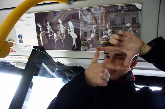 Prace młodych artystów jeżdżą w autobusach KPKM-u.