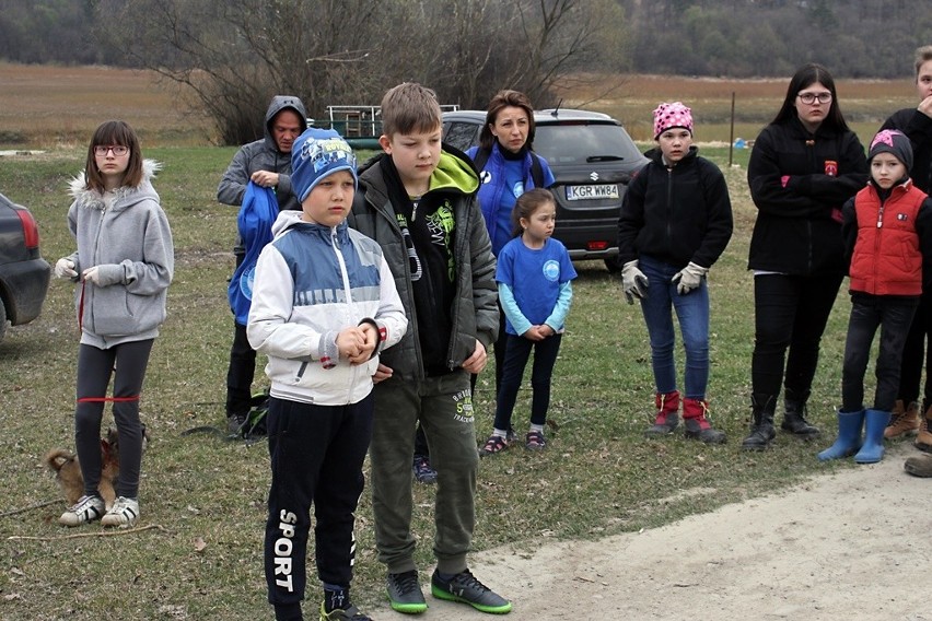 Wielkie sprzątanie nad Klimkówką i brzegami Ropy w Bieczu. Ponad setka wielkich worków pełnych śmieci, a to początek wiosennych porządków