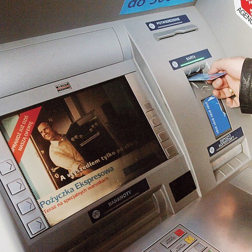 Warto przyjrzeć się uważnie bankomatowi, z którego korzystamy, a podczas wystukiwania PIN-U zasłonić klawiaturę ręką z góry, żeby nikt nie podejrzał numeru.