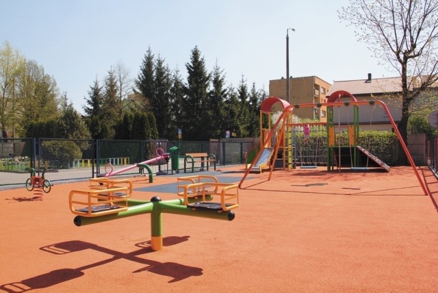 Plac zabaw mają do dyspozycji uczniowie z Zespołu Szkół Miejskich nr 3. O takim placu zabaw marzą także, ci którzy spędzają czas w miejskim parku.