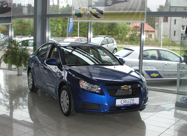 Chevrolet Cruze wygląda całkiem nieźle. Przypomina trochę sportowe coupe, ale jest bardzo przestronnym i wygodnym samochodem.