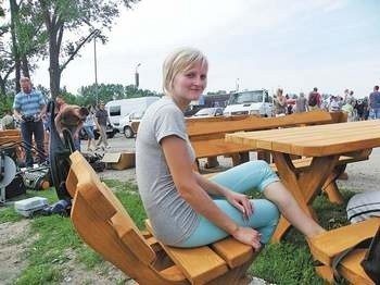 Mirela Papierowska od czterech lat sprzedaje wraz z mężem meble ogrodowe na koszalińskiej giełdzie. Cena jednego zestawu (stół, dwa krzesła i dwie ławki) to 700 złotych.