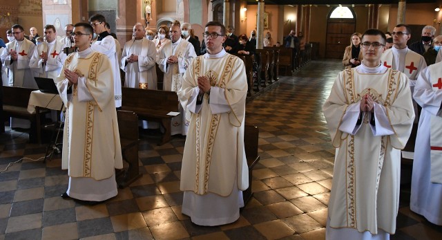 W kościele Trójcy Świętej w Jędrzejowie trzech alumnów piątego roku Wyższego Seminarium Duchownego w Kielcach przyjęło święcenia diakonatu. Uroczystą mszę świętą odprawił ksiądz biskup Marian Florczyk.Święcenia diakonatu przyjęli bracia bliźniacy Łukasz Chowaniec i Tomasz Chowaniec - obydwaj są z parafii Trójcy Świętej w Jędrzejowie oraz Piotr Grzegorzek - Żmiąca (diecezja tarnowska), parafia Najświętszego Serca Pana Jezusa.- Jak przeżyć te święcenia diakonatu, by nie spłycić ich znaczenia? Dużo rzeczy uprościliśmy w naszym życiu. Wiele spraw zbagatelizowaliśmy. Coś, co kiedyś było bardzo ważne dziś nie ma znaczenia - mówił w czasie homilii ksiądz biskup Marian Florczyk. - Przyjaźń utraciła swoje znaczenie, miłość i uczciwość stały się naiwnością, małżeństwo - chwilówką, jest niektóre pożyczki w banku, rodzice stali się dla dzieci przeszkodą w wolności. A co z życiem? Stawiam sobie to pytanie, bo przecież przyjęcie święceń diakonatu jest w jakimś sensie wydarzeniem życiowym, jedynym w życiu. Dwaj bracia, bliźniacy Łukasz i Tomek oraz Piotr musieli podjąć decyzję, co do przyszłości życia. Czym jest dziś życie? Kto o nim myśli, rozważa? A życie to wielki skarb, raz tylko ofiarowany przez Boga konkretnemu człowiekowi. Czasem to życie zaskakuje daną osobę swoim bólem, chorobą i cierpieniem. Czasem nagle zostawia człowieka. Zostawia na zawsze. Można płakać na los życia. Te łzy człowieka są oznaką wartości życia. Płaczę, bo moje życie, mój skarb, został okradziony, niszczeje. Płaczę, bo życie odeszło od bliskiej osoby. O tej prawdzie o życiu śpiewał jeden z zespołów: „Nic nie boli, tak jak życie, (…). To olśnienie i odkrycie”. Ale życie też nie pozwala kpić z siebie. To życie chce cieszyć się szacunkiem. Chce być ubogacać brylantami, nasycane pięknem, wartościami i zasadami. Wówczas staje się piękne.Dla wyświęconych diakonów i ich rodzin było to ogromne przeżycie. Wzruszeni byli rodzice braci bliźniaków - Elżbieta i Paweł. Dodajmy, że Łukasz i Tomasz Chowaniec to ...bardzo dobrzy piłkarze, liderzy reprezentacji Wyższego Seminarium Duchownego w Kielcach, które na koncie ma kilka tytułów mistrza Polski.- Dziś do każdego z kandydatów Jezus kieruje to samo pytanie; „miłujesz mnie”? W lęku każdego z nich to pytanie jest bardzo istotne. Jeżeli mnie miłujesz to damy radę. Nie będzie łatwo, ale dasz radę, bo Ja będę z tobą. Modlę się dzisiaj za święconych diakonów, by nigdy nie odeszli od Jezusa. By byli mądrzy i pełni Bożego ducha, a wówczas doświadczą pięknego, szczęśliwego życia - powiedział ksiądz biskup Marian Florczyk.   Dorota Kułaga