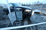 Wypadek na ul. Kosmonautów we Wrocławiu. Kierowca BMW wjechał w przystanek tramwajowy 