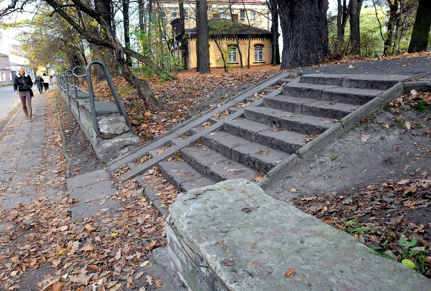 Nieremontowane od lat ogrodzenie parku Bronowickiego