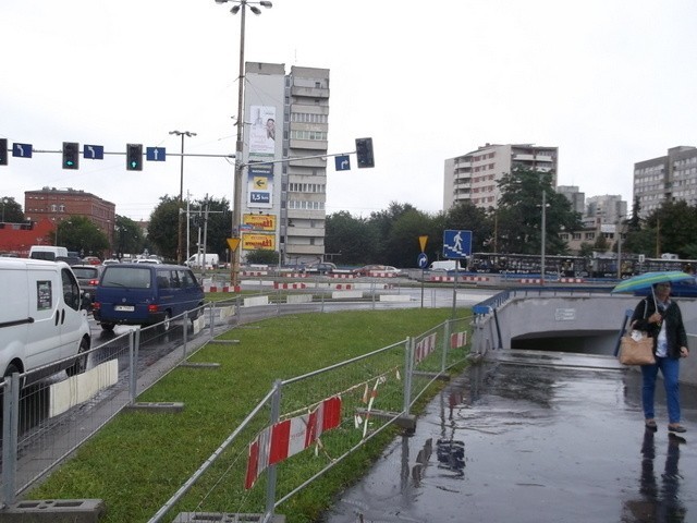 Wrocław: Na Legnickiej budują nowe przejście dla pieszych (ZDJĘCIA)