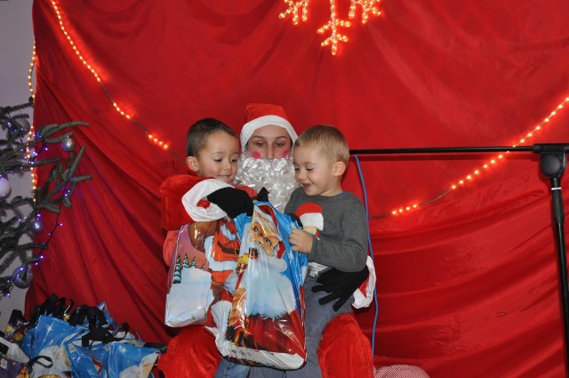 Na ten moment - wręczania prezentów - czekały z niecierpliwością wszystkie dzieci na łopuszańskim spotkaniu ze Świętym Mikołajem.