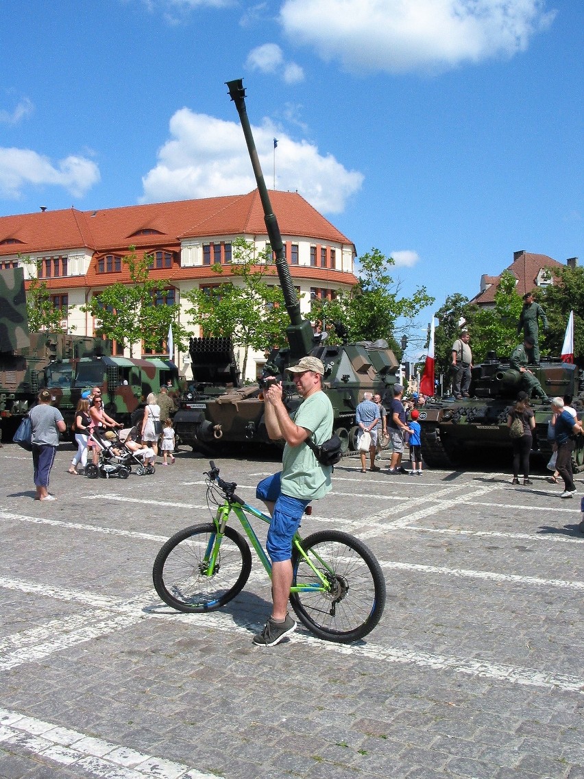 Młodzi cykliści też upatrzyli sobie wojskowe pojazdy na...