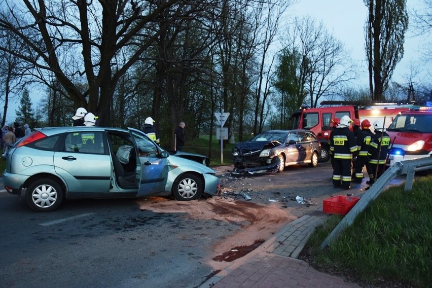 Sześć osób rannych w czołowym zderzeniu w Zabrzegu. Droga...