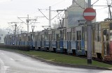 Legnicką tramwaje nie jeżdżą. Wagony wycofują się na światłach awaryjnych