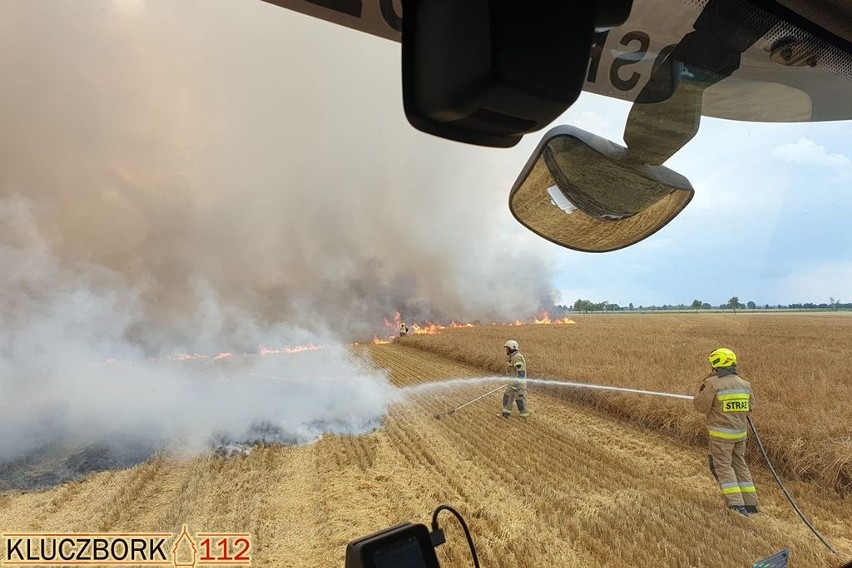 Przyczyną pożaru było zaprószenie ognia z maszyny rolniczej.