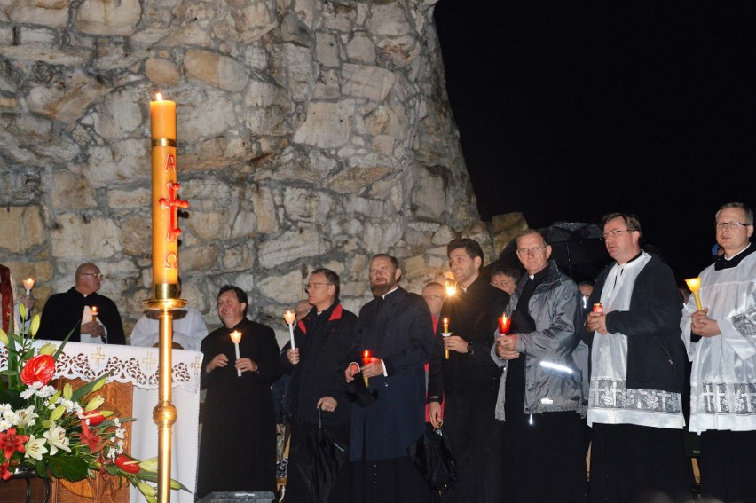 W sobotę wieczorem, mimo zimna i padającego deszczu, grota...