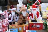 Bożonarodzeniowe cudeńka na giełdzie w Sandomierzu. Grające Mikołaje, pozytywki, renifery i wiele innych. Zobacz zdjęcia
