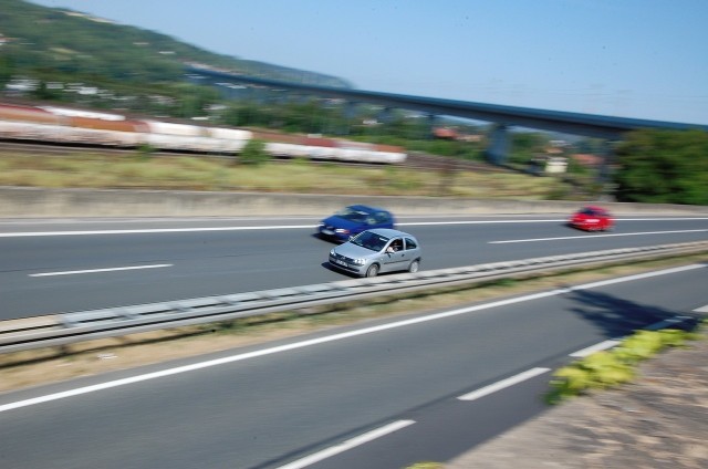 Poruszanie się samochodem wymaga znajomości obowiązujących prędkości, zależnych od rodzajów dróg.