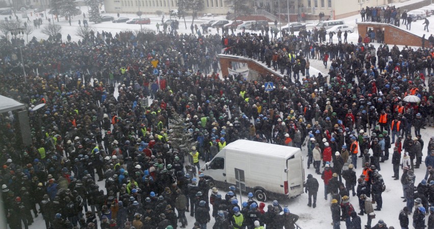 Górnicy manifestujący przed siedzibą JSW