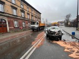 Zderzenie auta z ciężarówką w Rudzie Śląskiej. Kierowca jednego z pojazdów był uwięziony w samochodzie. Zobaczcie