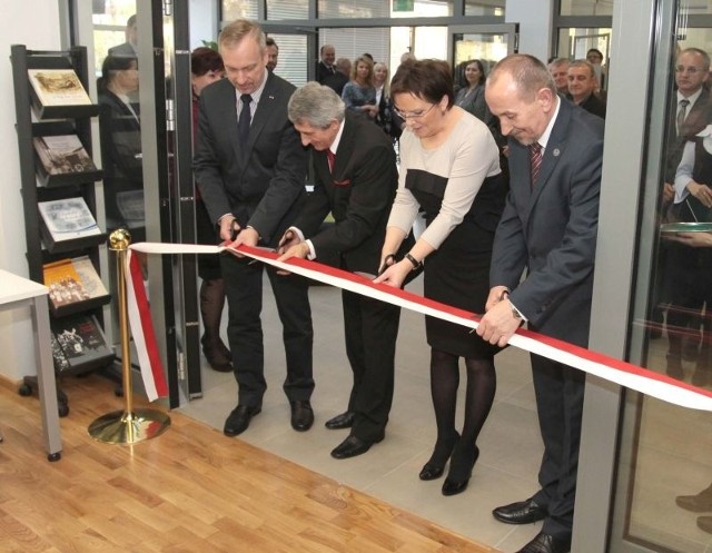 Wstęgę w Archiwum Państwowym przecinali: (od prawej) dyrektor instytucji Kazimierz Jaroszek, marszałek Ewa Kopacz, naczelny dyrektor archiwów Władysław Stępniak i minister kultury Bogdan Zdrojewski.