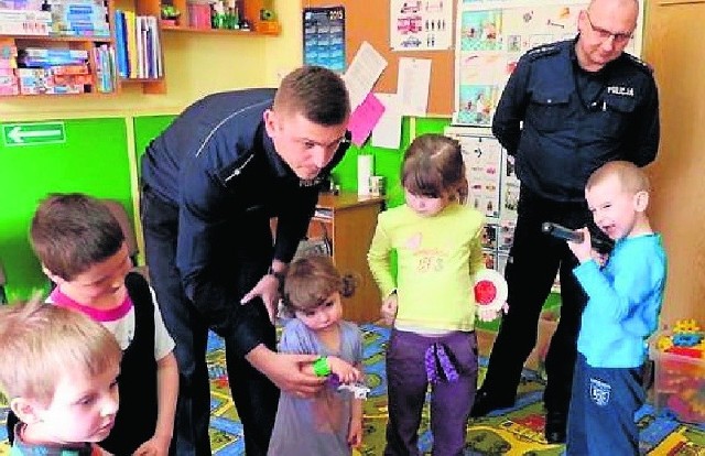 Podczas spotkania z policjantami dzieci mogły zobaczyć, jak wyglądają prawdziwe kajdanki, pałka, czy lizak drogowy.
