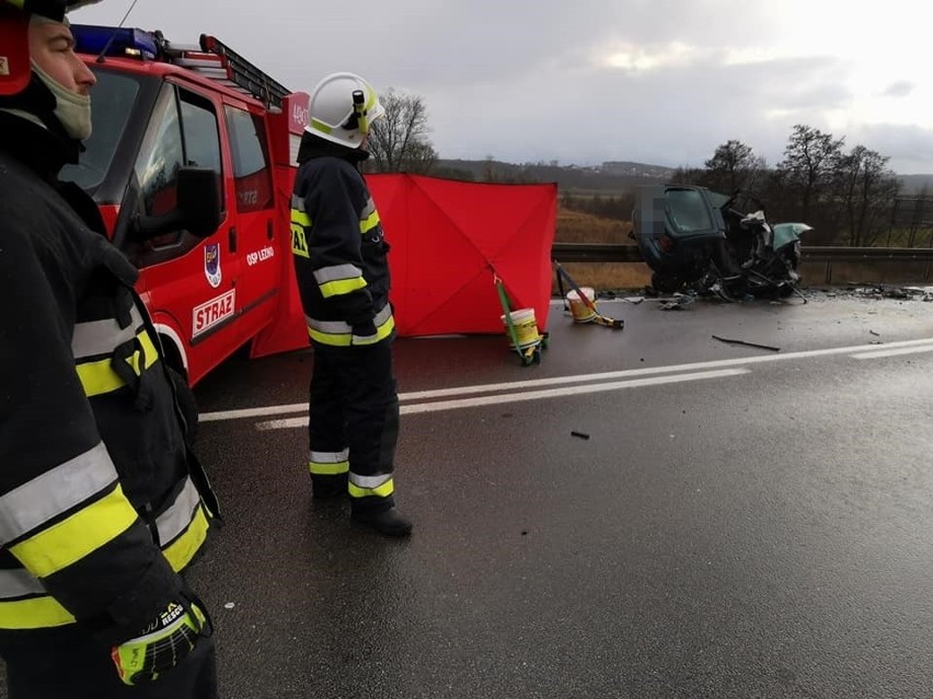 Tragiczny wypadek w Lniskach. Jedna ofiara śmiertelna, trzy osoby ranne pod Żukowem. Droga zablokowana! [27.12.2019]