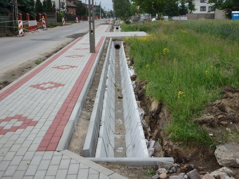 W gminie Rzgów układa się  nowe nawierzchnie i chodniki