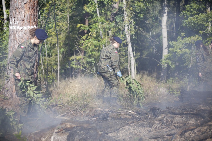 Młodzież ze Słupska sprzątała las i musiała gasić pożar