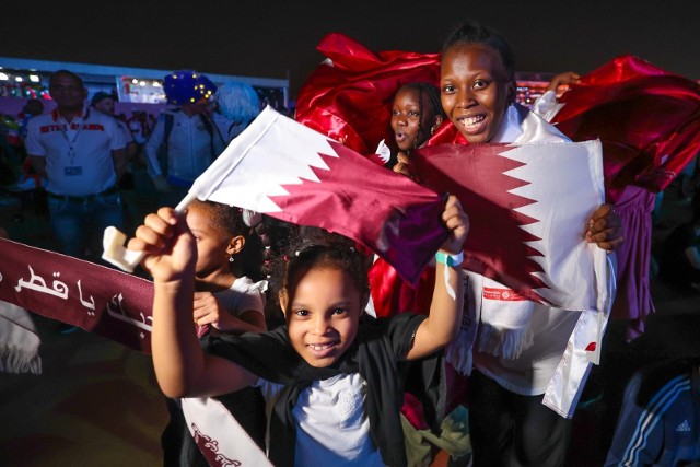 Kibice w Doha w trakcie mundialu są praktycznie wszędzie. jedna ze Stref Kibica ulokowana jest na Starym Mieście  Zobacz kolejne zdjęcia. Przesuwaj zdjęcia w prawo - naciśnij strzałkę lub przycisk NASTĘPNE