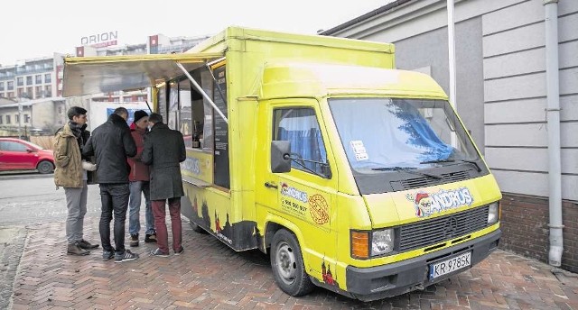 Andrus Food Truck w godzinach obiadowych proponuje pracownikom biurowców maczankę po krakowsku