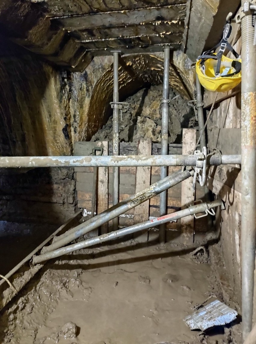 Udrażnianie tuneli pod Zamkiem Książąt Pomorskich w Szczecinie trwa! Zobacz ZDJĘCIA