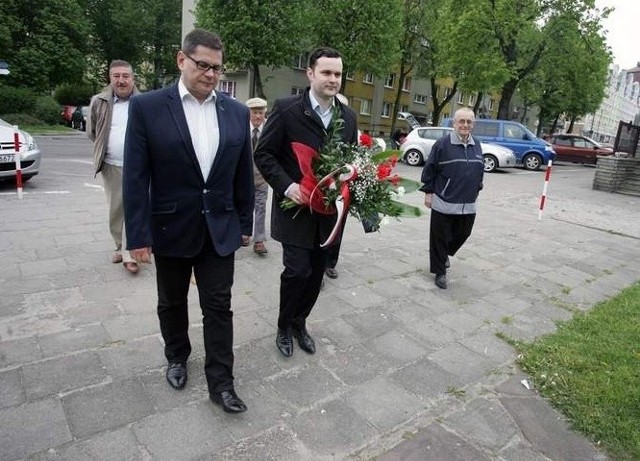 Andrzej Kaczmarczyk (z lewej) i Paweł Szewczyk (z prawej) składają kwiaty pod pomnikiem Jana Kilińskiego w Słupsku.