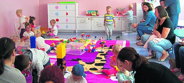 Na pierwszym spotkaniu w przygotowanych salach budynku gimnazjum w Przysusze rodzice obejrzeli odnowione sale, zabawki i gry dla przedszkolaków oraz pomoce dydaktyczne.