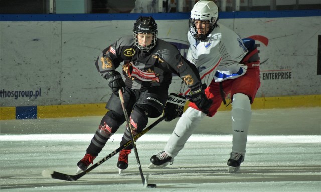 Hokej, mistrzostwa Polski juniorów młodszych: UKH Unia Oświęcim - MKS Cracovia 4:3. Na zdjęciu: Kacper Prokopiak (z prawej), został uznany najlepszym zawodnikiem oświęcimskiej ekipy.
