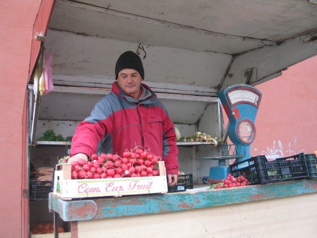 Pan Krzysztof z Tarnobrzega właściciel stoiska z warzywami przy na ulicy Moniuszki narzeka na brak klientów. - Nawet nowalijki z powodu zimna nie chcą się sprzedawać - mówi mężczyzna.
