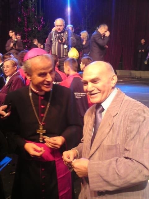 Ksiądz biskup Marian Florczyk z Marianem Kasprzykiem, mistrzem olimpijskim w boksie z 1964 roku z Tokio. 