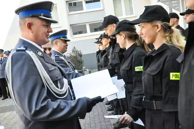 29 młodych Lubuszan w obecności dyrektora biura wojewody, komendanta wojewódzkiego policji, rodzin oraz zaproszonych gości złożyło ślubowanie. Niebawem przejdą półroczne szkolenie, gdzie będą poznawać policyjne rzemiosło.