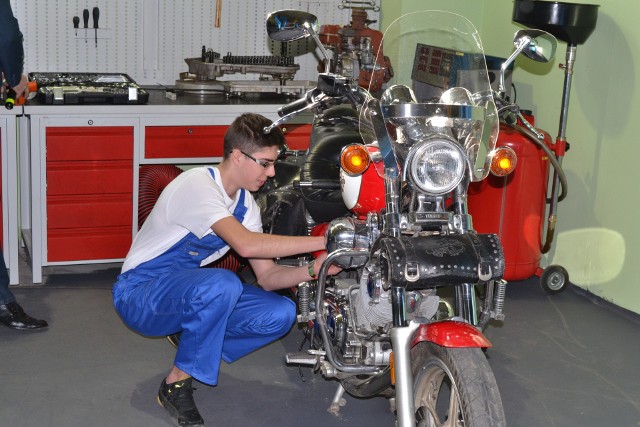 Uczniowie działającego w ramach Centrum Kształcenia Zawodowego i Ustawicznego w Sosnowcu Technikum Samochodowo-Mechatronicznego mają do dyspozycji nową pracownię mechaniki motocyklowej