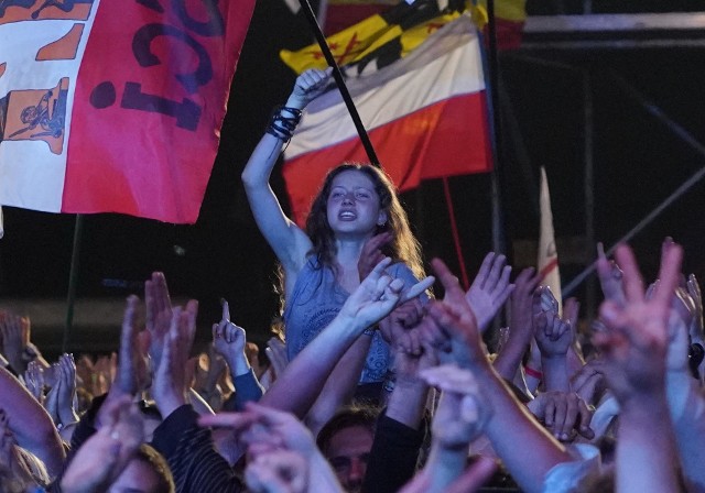 Przystanek Woodstock od lat jest jednym z najważniejszych muzycznych wydarzeń w Polsce. Z kolei Kult to zespół, na którego muzyce wychowuje się już kolejne pokolenie. Aż trudno uwierzyć, że drogi festiwalu i Kazika nigdy się nie spotkały. Aż do nocy z soboty na niedzielę, gdyż wówczas odbył się historyczny koncert - Kult zagrał na festiwalu Pol'and'Rock 2019.Kolejne zdjęcie --->