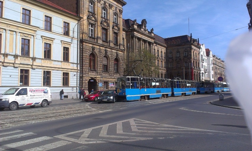 Wrocław: Wypadek na Piłsudskiego. Tramwaj linii 2 zderzył się samochodem osobowym (ZDJĘCIA)