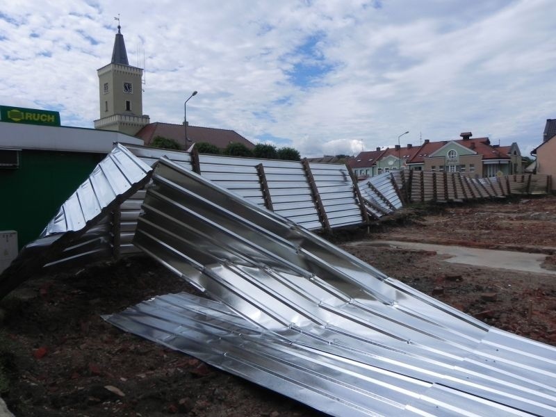 Zniszczone ogrodzenie na rynku w Kargowej (zdjęcia)