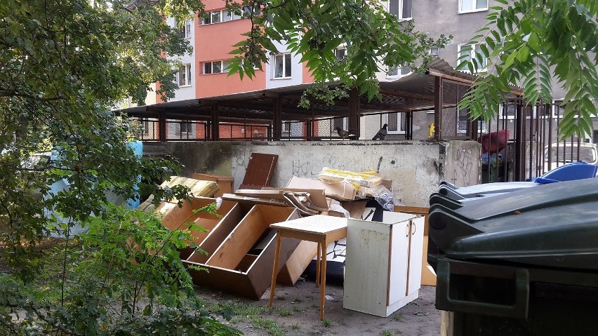 Góra śmieci w kwadracie ulic Oporowskiej, Żelaznej i Kłośnej