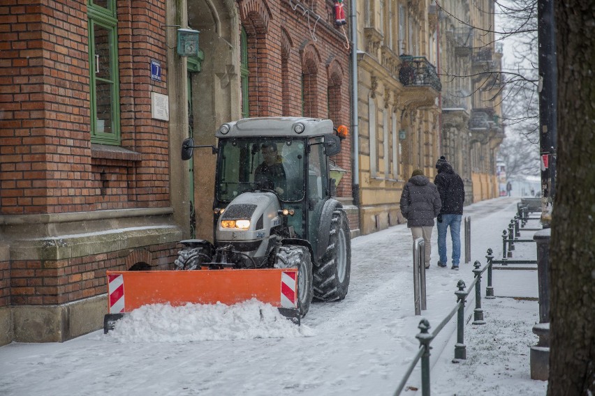 Zima nieśmiało zaatakowała krakowskie ulice. Niebezpiecznie na mostach i stromych, krętych drogach