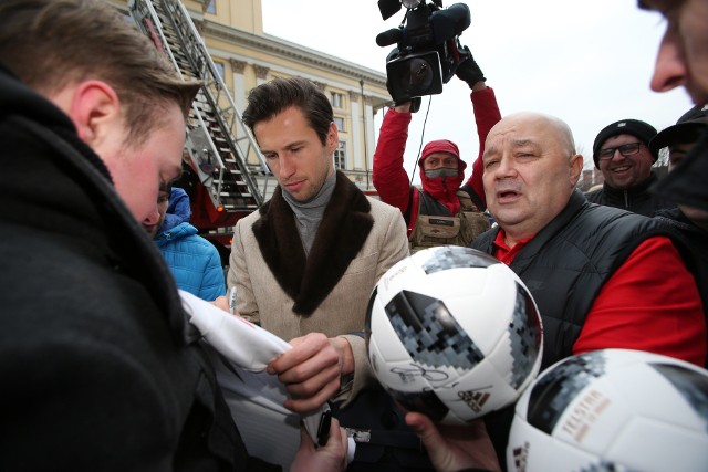 Szykiem i stylem jak zawsze błysnął Grzegorz Krychowiak, który przyjechał w efektownym płaszCZu z futrzanym kołnierzem