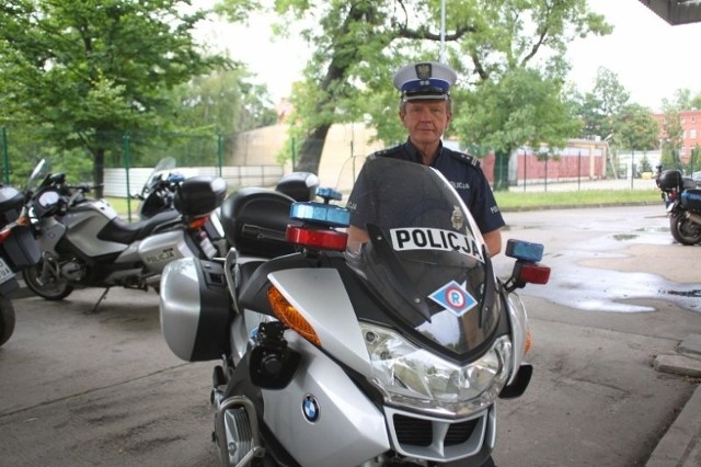 Józef Klimczewski, naczelnik poznańskiej drogówki, ma wśród motocyklistów opinię osoby, która "nie lubi" tej grupy użytkowników dróg. Sam jeździ jednak (służbowo) motocyklem BMW