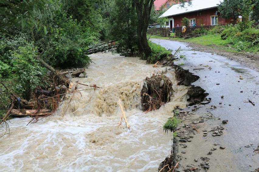 Katastrofalna sytuacja w Ochotnicy Górnej. Woda zniszczyła drogi i domy [ZDJĘCIA]