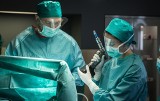 "Diagnoza" sezon 2. Artman i Leśniewska wykonują trepanację czaszki. Zobacz, jak powstawała ta scena! [WIDEO+ZDJĘCIA]